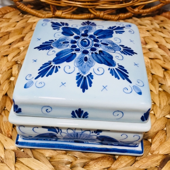 Rare, porcelain box.  Excellent condition.  Check - Picture 4 of 12